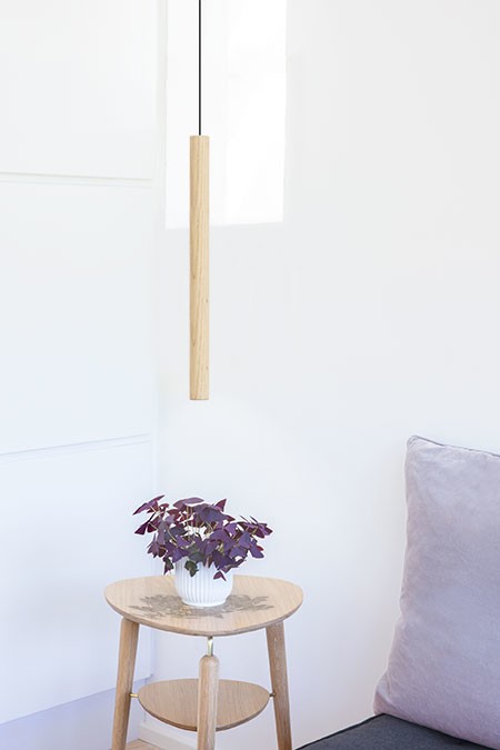 Závesná lampa UMAGE Chimes. Kombinácia svetlého alebo tmavého dreva, čierna s čiernym textilným káblom