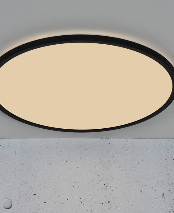 Jednoduché okrúhle stropné svietidlo Oja od Nordluxu bez problémov doplní každý priestor. K dispozícii vo dvoch veľkostiach s trojstupňovým stmievačom