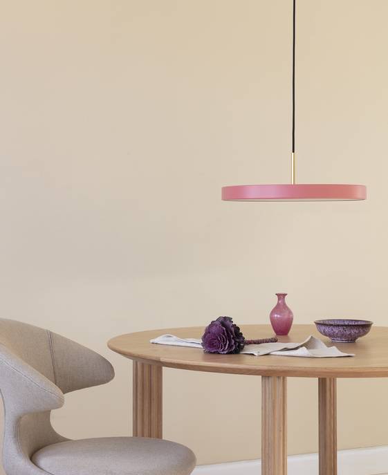 Jednoduchá a originálna závesná lampa UMAGE Asteria v tvare disku. Kovové tienidlo, LED žiarovka. Šesť farieb