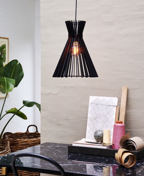 Originálna lamelová závesná lampa Nordlux Groa 34 z drevených lamiel, v prírodnej hnedej alebo miešanej čiernej farbe. Vyberte si ideálnu dizajnovú žiarovku na zvýraznenie dojmu.