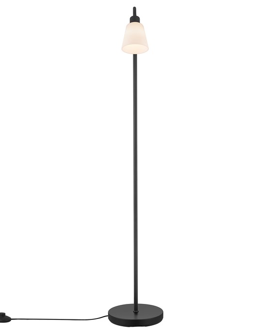Minimalistická stojacia lampa zo skla a čierneho kovu, Nordlux Molli. Šikmé tienidlo poskytuje rozptýlené svetlo, rameno tienidla je navyše nastaviteľné, takže sa bude hodiť v kútiku na čítanie.