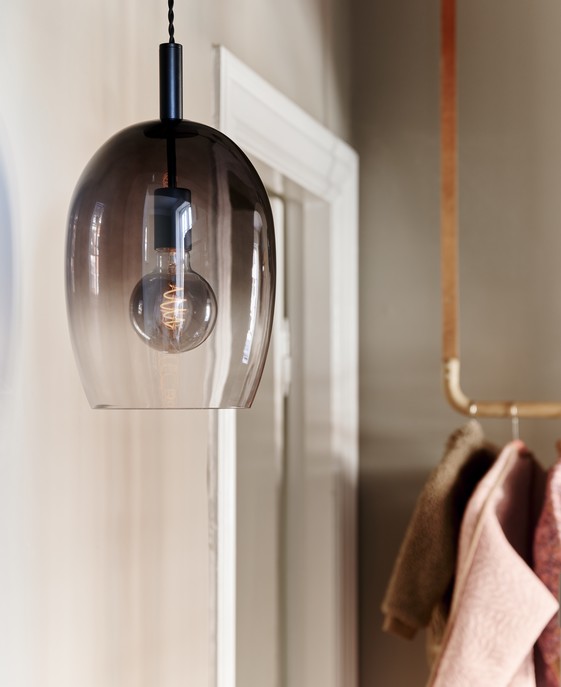 Elegantné jemné závesné svetlo Uma 30 v modernom podaní. Oválne tienidlo z fúkaného skla zdôrazňuje zužujúci sa tvar a ideálne sa hodí v kombinácii s dekoratívnou žiarovkou. V troch farebných variantoch – dymovom, jantárovom a opálovom.