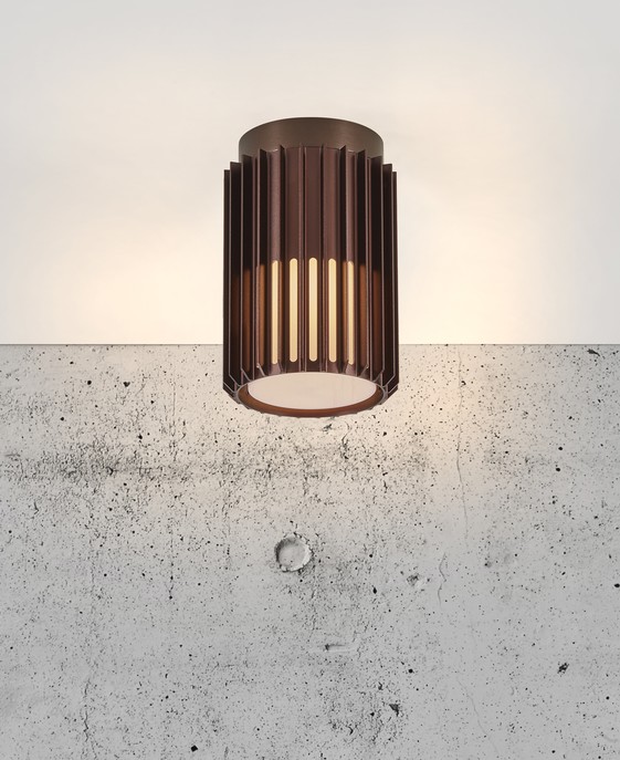 Vonkajšie stropné svetlo Aludra 18 od Nordluxu v modernom minimalistickom dizajne. Vďaka špecifickému tvaru vytvára v priestore hru svetla a tieňa. Vyrobené z odolného materiálu, dostupné v troch farebných vyhotoveniach – čiernom, mosadznom a hliníkovom.