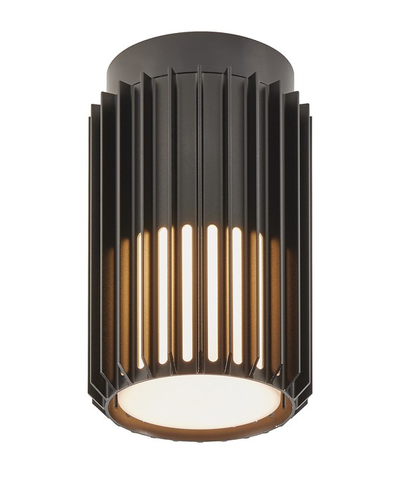 Vonkajšie stropné svetlo Aludra 18 od Nordluxu v modernom minimalistickom dizajne. Vďaka špecifickému tvaru vytvára v priestore hru svetla a tieňa. Vyrobené z odolného materiálu, dostupné v troch farebných vyhotoveniach – čiernom, mosadznom a hliníkovom.