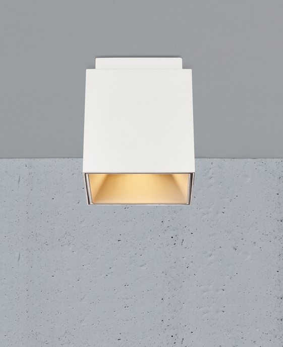 Jednoduché dizajnové stropné svetlo so štvorcovým pôdorysom. Hodí sa do akejkoľvek miestnosti, vyberte si z čiernej alebo bielej farby. Každá verzia obsahuje dva vymeniteľné vnútrajšky.