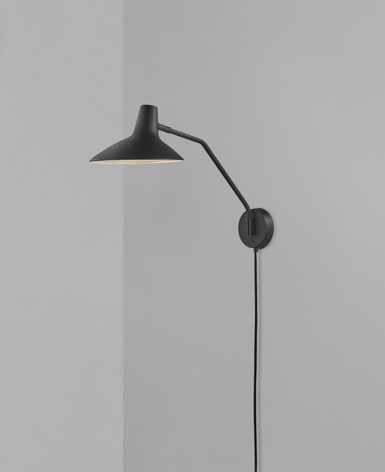 Kombinácia funkčného a estetického – to je nástenná lampička Darci od Nordluxu. Pomocou kĺbu nastavíte smer svetla, vďaka čomu sa hodí do čitateľského kútika. V čiernej farbe s matným zamatovým povrchom.