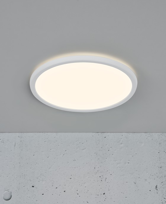 Jednoduché okrúhle stropné svietidlo Oja od Nordluxu nenásilne doplní každý priestor, s trojstupňovým stmievačom s možnosťou voľby teploty svetla