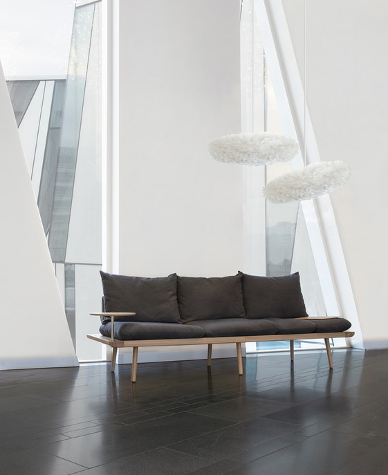 Elegantný pierkový luster UMAGE Eos – hebký dotyk dánskeho dizajnu. Ideálny do spálne, obývacích izieb