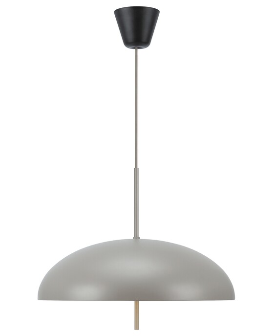 Závesné svietidlo Versale od Nordluxu s veľkým okrúhlym tienidlom v troch farebných variantoch. Ideálne na osvetlenie nad jedálenským stolom.