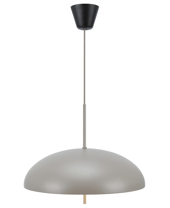 Závesné svietidlo Versale od Nordluxu s veľkým okrúhlym tienidlom v troch farebných variantoch. Ideálne na osvetlenie nad jedálenským stolom.