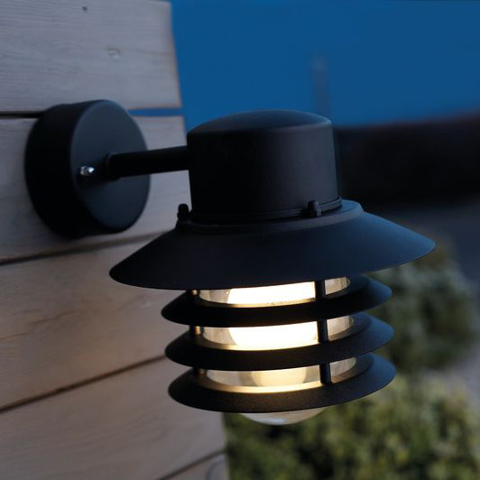 Krásne vonkajšie nástenné svietidlo s hlavou lampy smerujúcou nadol vo funkčnom dizajne vo dvoch farebných variantoch