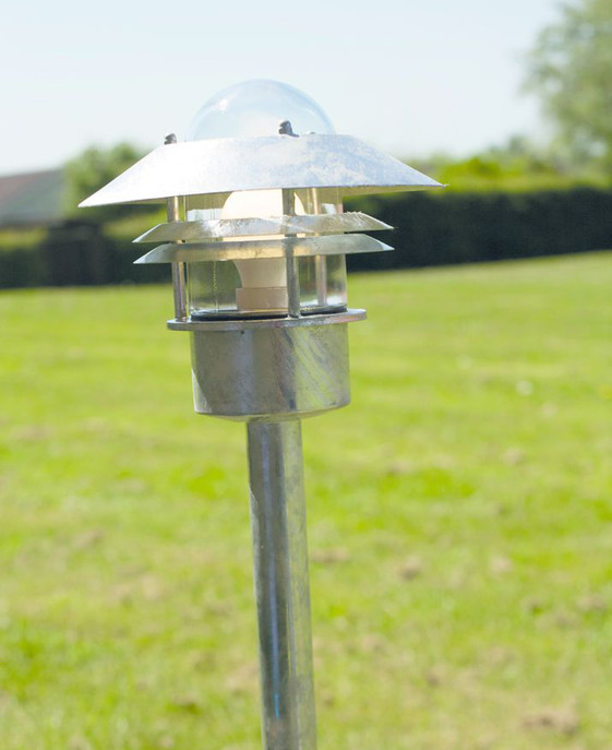 Krásna a elegantná záhradná lampa v klasickom funkčnom dizajne v troch vyhotoveniach s úpravou odolnou voči klimatickým podmienkam