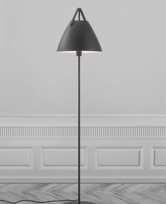 Stojacia lampa Strap od Nordluxu – trendová kombinácia kovu a kože