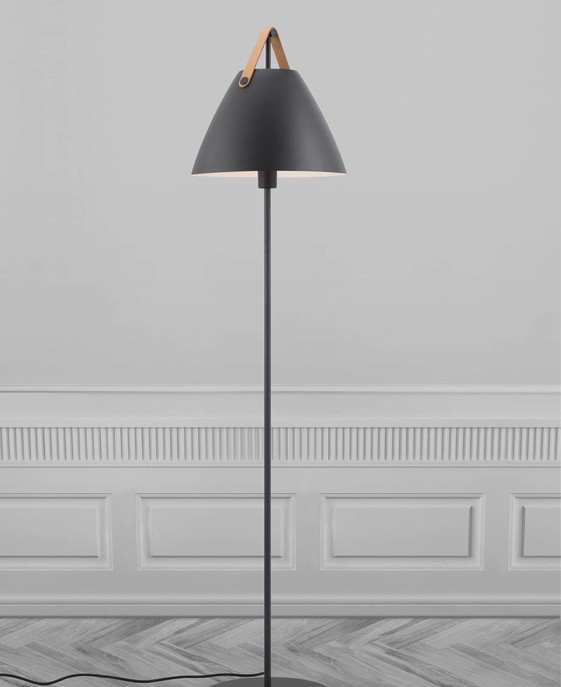 Stojacia lampa Strap od Nordluxu – trendová kombinácia kovu a kože