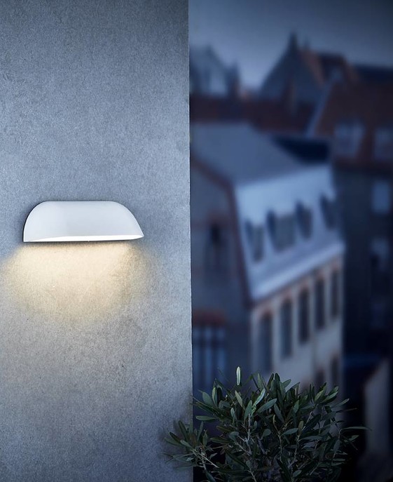 Vonkajšie nástenné LED svietidlo v minimalistickom dizajne vo dvoch farebných variantoch, vhodné na osvetlenie chodby alebo vchodu