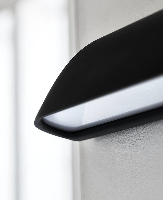 Vonkajšie nástenné LED svietidlo v minimalistickom dizajne vo dvoch farebných variantoch, vhodné na osvetlenie chodby alebo vchodu